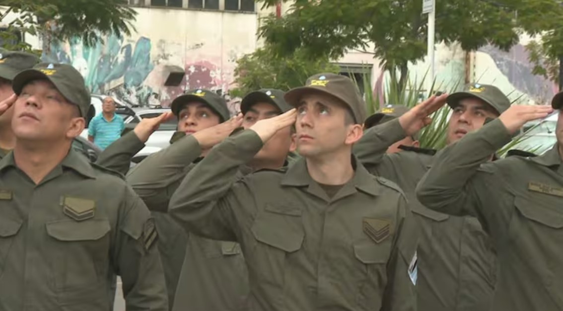 Nahuel Gallo participó por primera vez del izamiento de la bandera Argentina en Gendarmería
