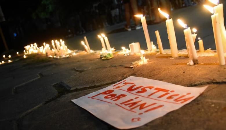 Con velas y carteles, despidieron al alumno de 13 años que fue asesinado por un compañero en Santa Fe