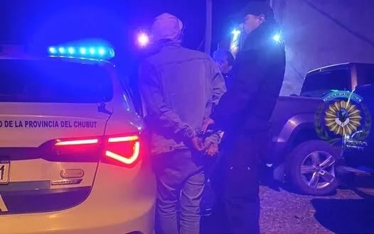 Lo detuvieron en Sarmiento por protagonizar una pelea en cercanías de un local bailable y fue imputado por el delito de lesiones leves