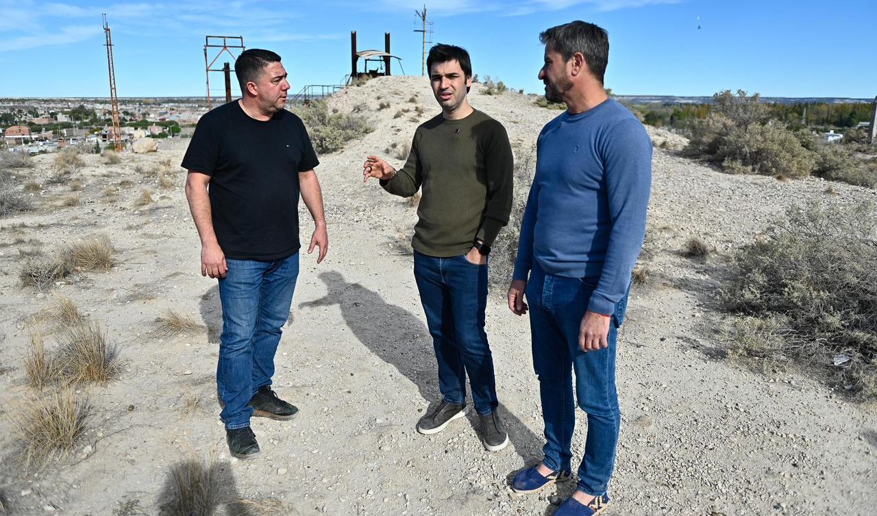 Torres anunció, junto a Merino, la demolición de la calera abandonada del barrio Corradi y fijó un plazo máximo de diez días