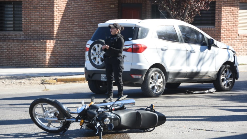 Grave accidente en Trelew: Un motociclista terminó con fracturas tras chocar con una camioneta