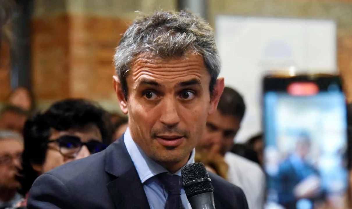 Menem confirmó que Adorni irá a Diputados el 29 de abril y anticipó: “Compren pochoclo, va a ser picante”