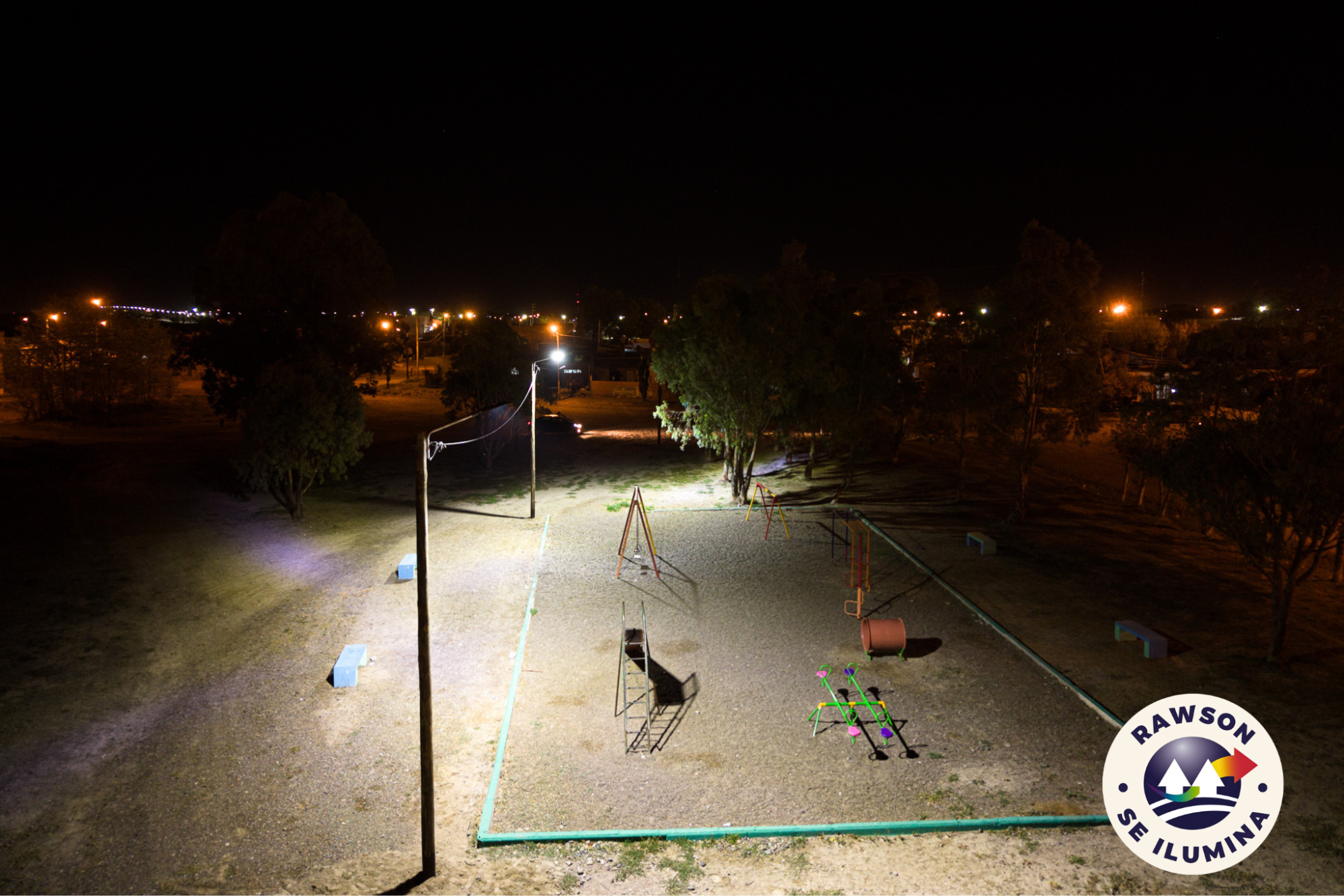 La Cooperativa de Rawson realizó trabajos de colocación de luminarias en la plaza del barrio Tiro Federal