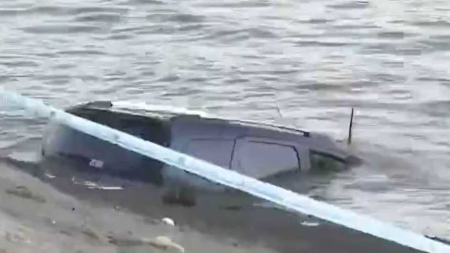 Una mujer que viajaba con su hija de 11 años perdió el control de su camioneta y cayó al Río de la Plata