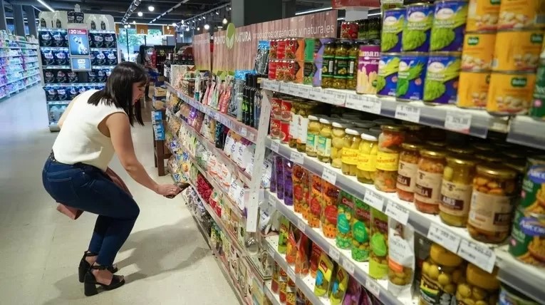 La caída del consumo y nuevas formas: Compras más chicas, gastos selectivos y mayor planificación