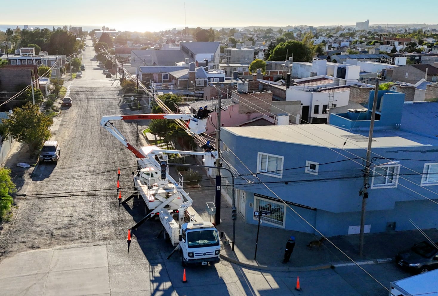 Una zona de Madryn estará sin luz hasta el mediodía por obras en el distribuidor Estivariz