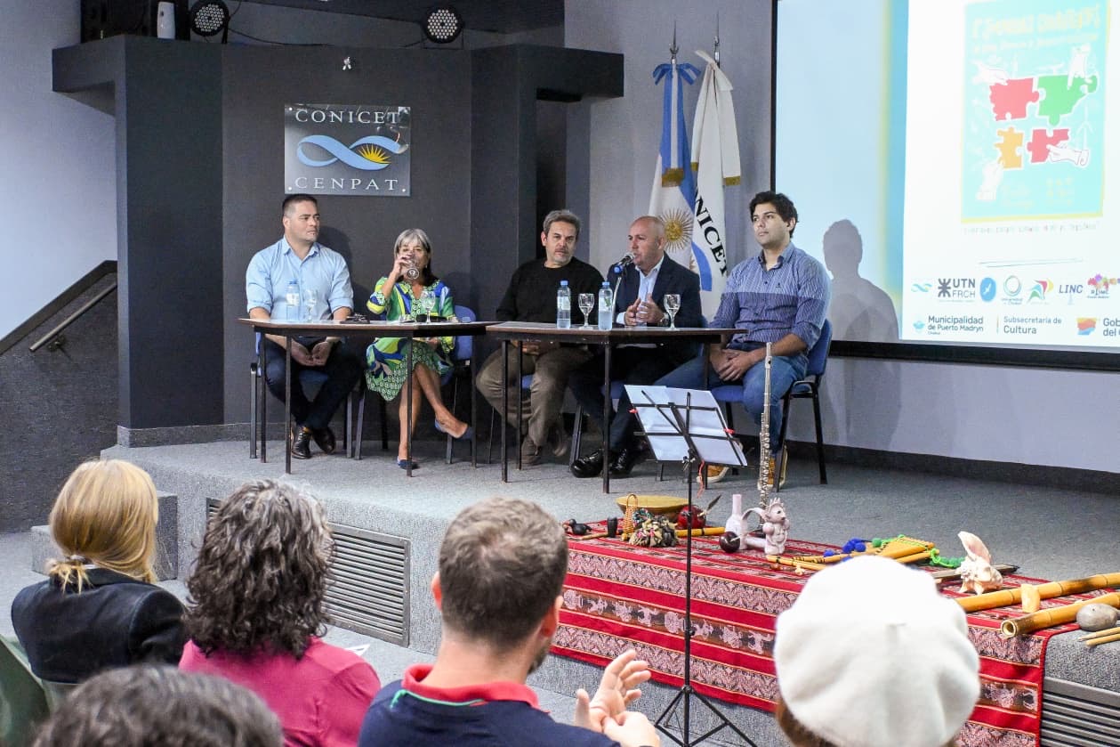 Sastre encabezó la apertura de las primeras Jornadas Chubutenses de Arte, Ciencia e Investigación