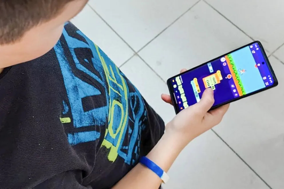 Neuquén: El gobierno provincial reglamentó la ley que regula el uso de celulares en las escuelas