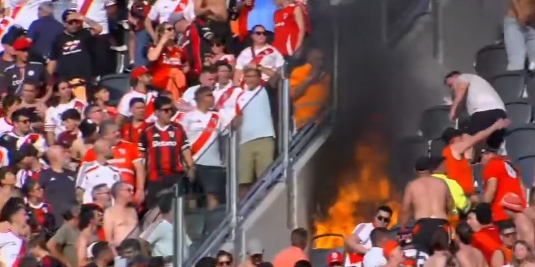 Hubo un incendio en una de las tribunas del Monumental tras el recibimiento con papelitos al plantel de River