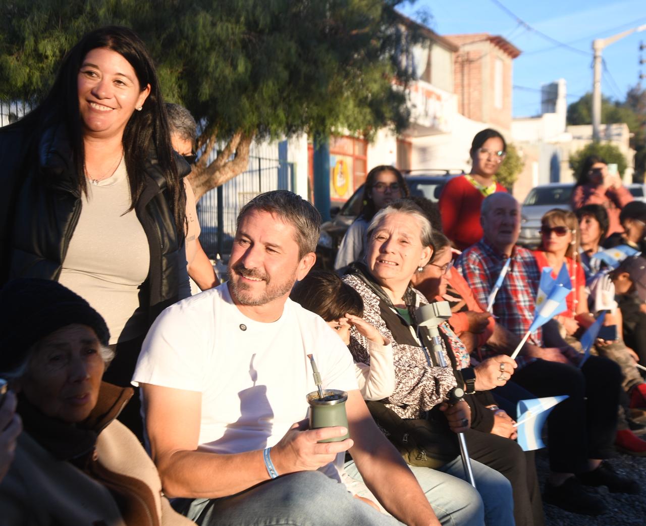Merino junto a los vecinos participó del acto por Malvinas que organizó la vecinal de Presidente Perón