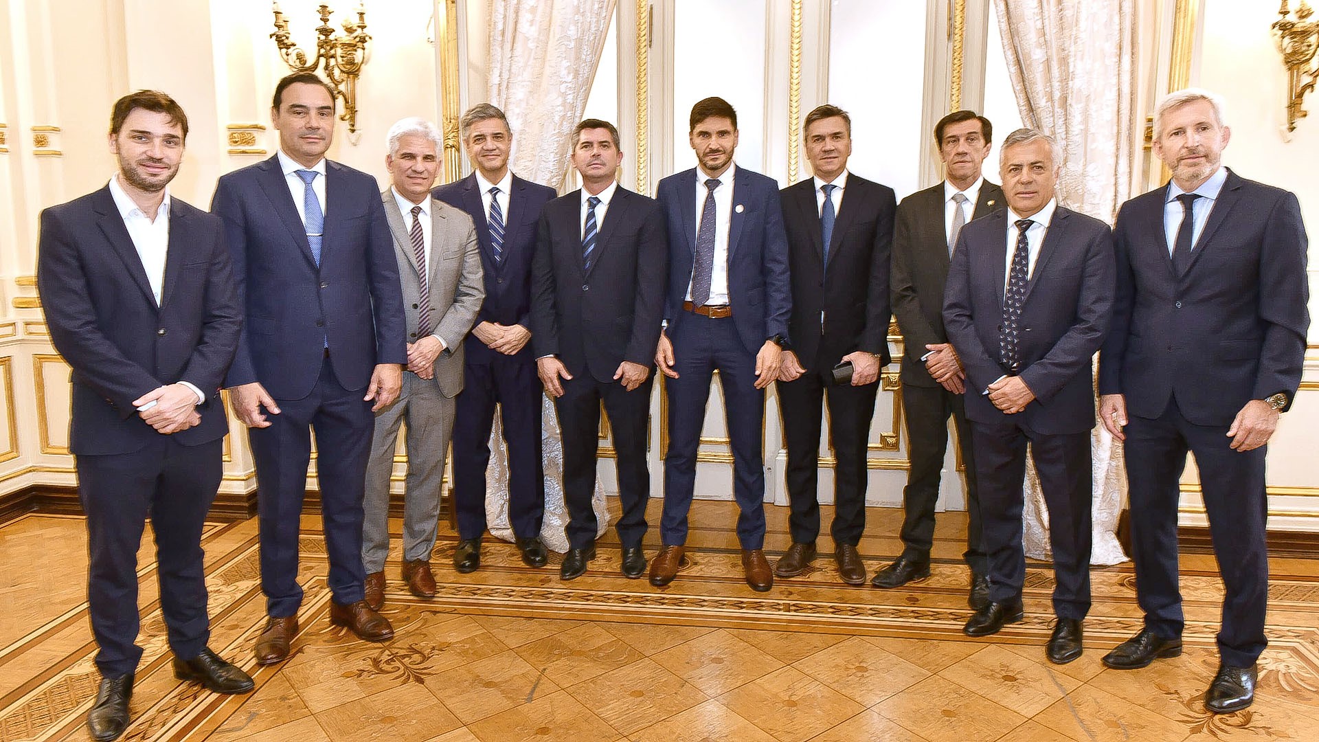 Milei empezará a otorgar adelantos de coparticipación a gobernadores con un tasa del 15% y Chubut es una de las doce provincias que está habilitada a solicitar anticipos