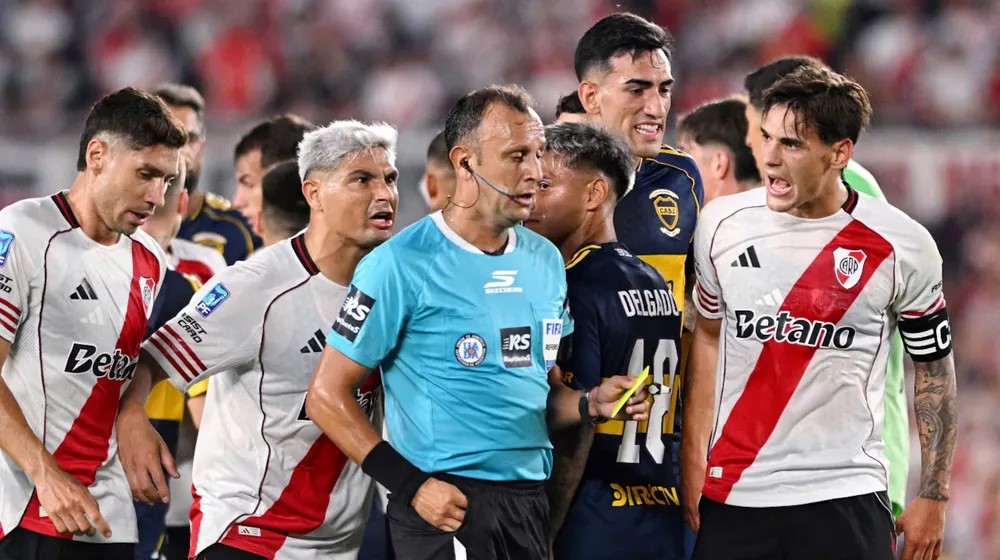 El árbitro Darío Herrera explicó por qué no cobró penal para River en la última jugada del partido ante Boca