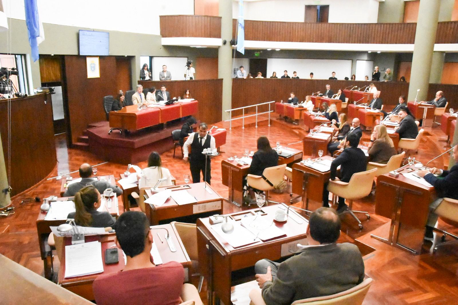 La Legislatura aprobó convenio para mejoras habitacionales en Comunas Rurales y destacó a una científica como personalidad destacada de Chubut