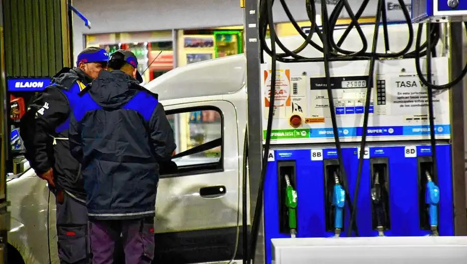 Para evitar otra suba en las naftas, el Gobierno postergó nuevamente el aumento de los impuestos al combustible hasta principios de mayo