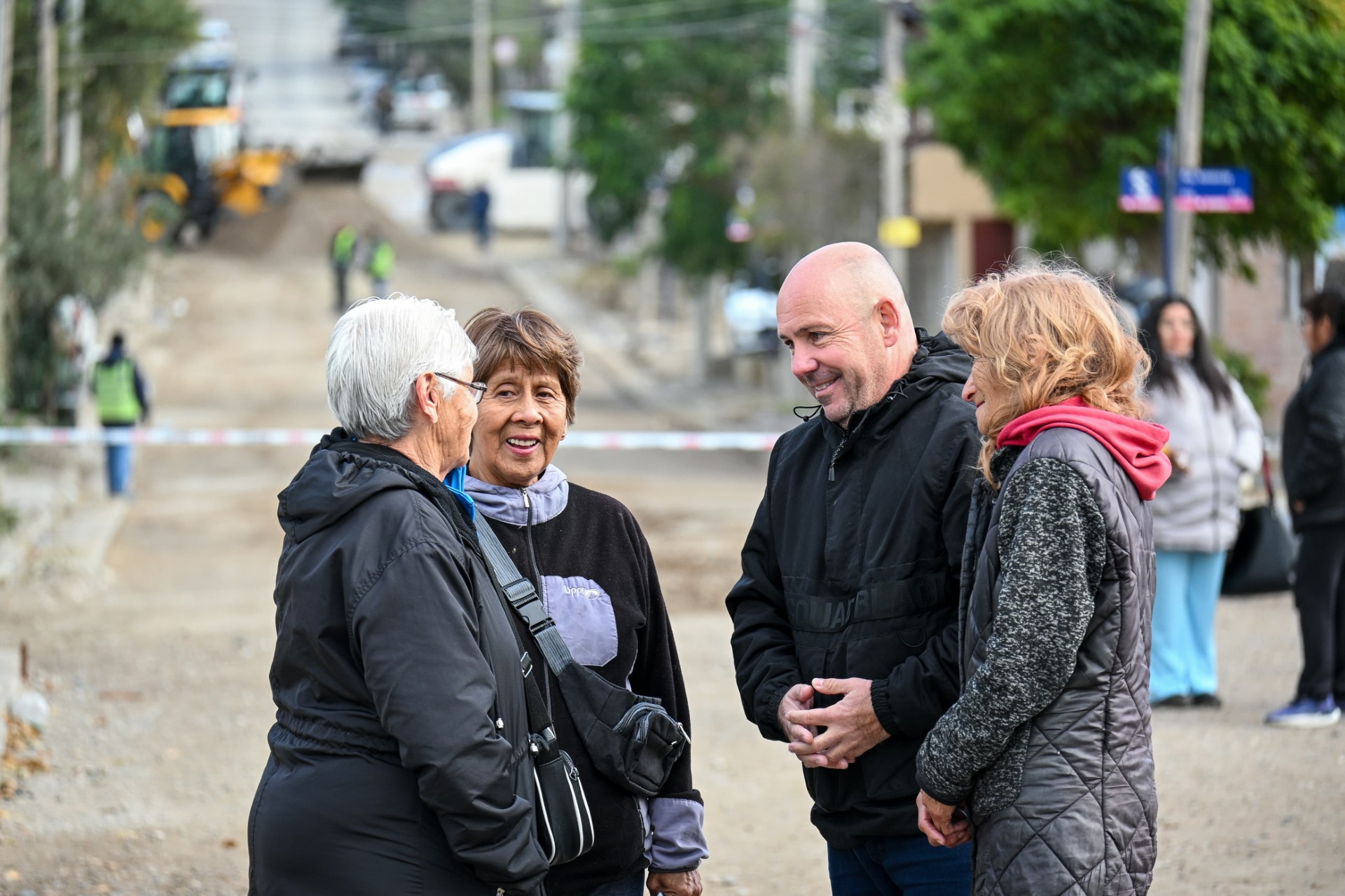 Sastre recorrió la obra de adoquinado en la calle Roberto Gómez