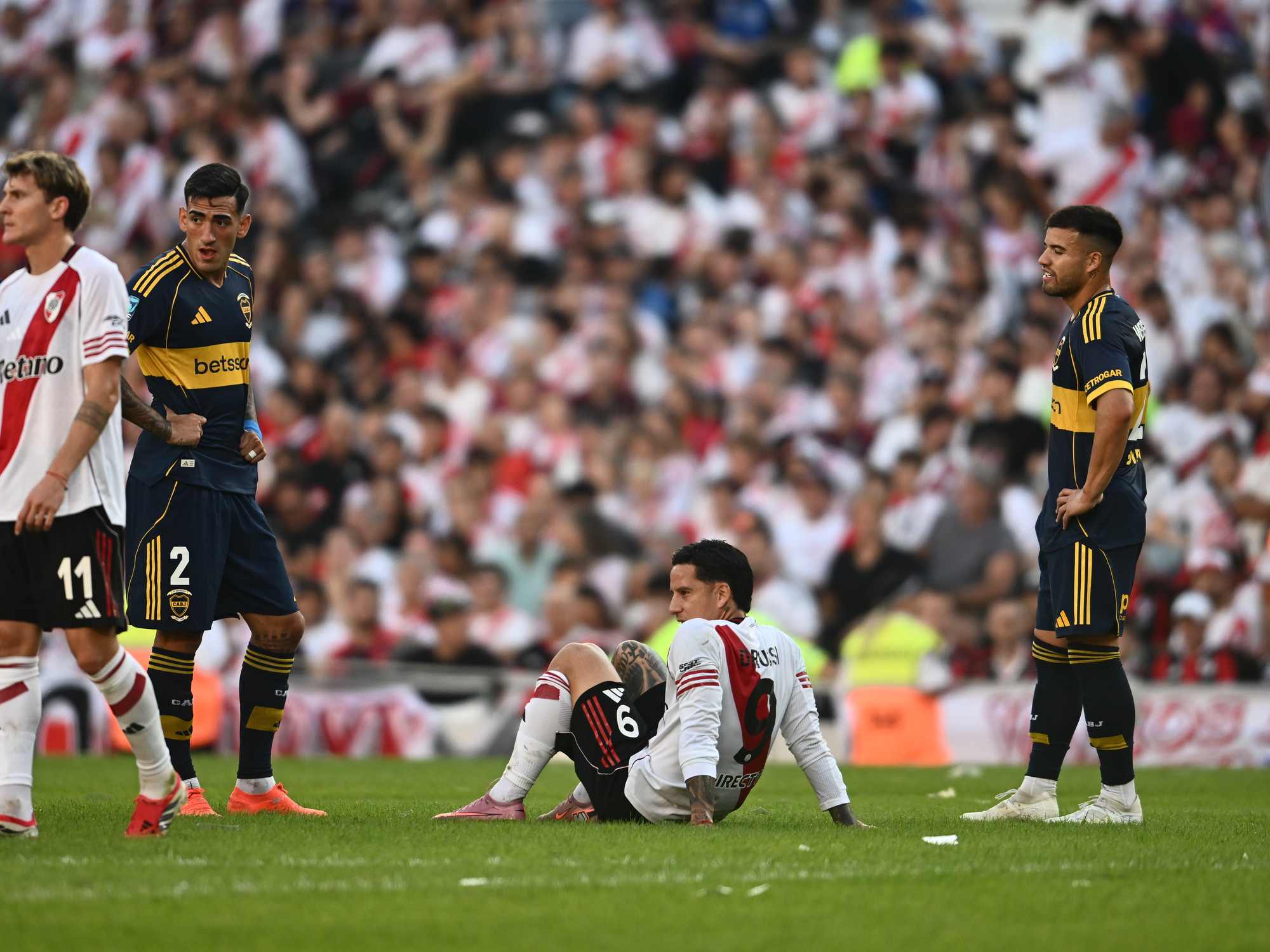 Se confirmó la lesión de Driussi y sufre Coudet: el cuarto desgarro desde su vuelta a River