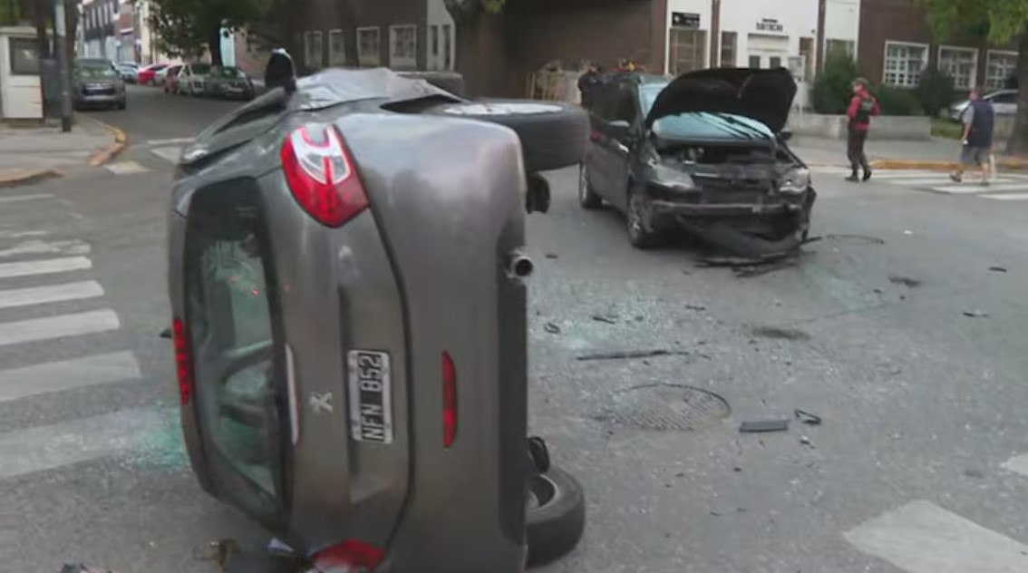 Impactante choque: Un auto terminó volcado y dos heridos tuvieron que ser rescatados por los bomberos