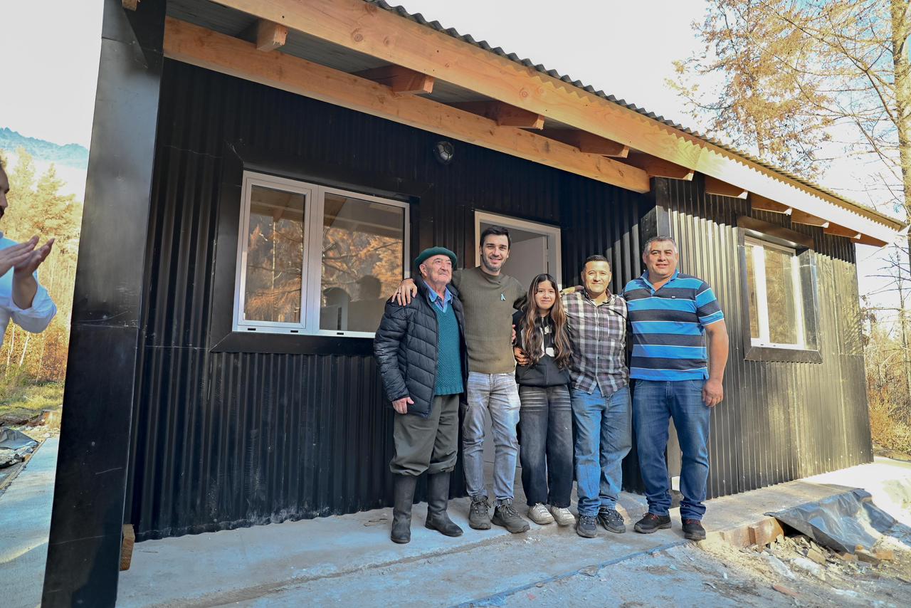 Reconstrucción de la Comarca Andina: en tiempo récord, más familias afectadas por los incendios recibieron las llaves de su nueva vivienda