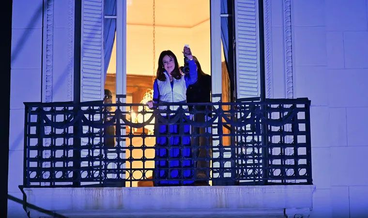 Cristina Kirchner “habló“ en la Feria del Libro sobre su famoso balcón de San José 1111