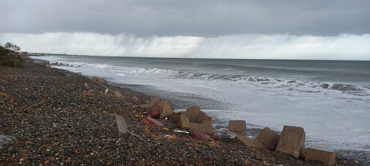 Alertan por una fuerte marejada en la costa de Chubut con olas de más de cinco metros