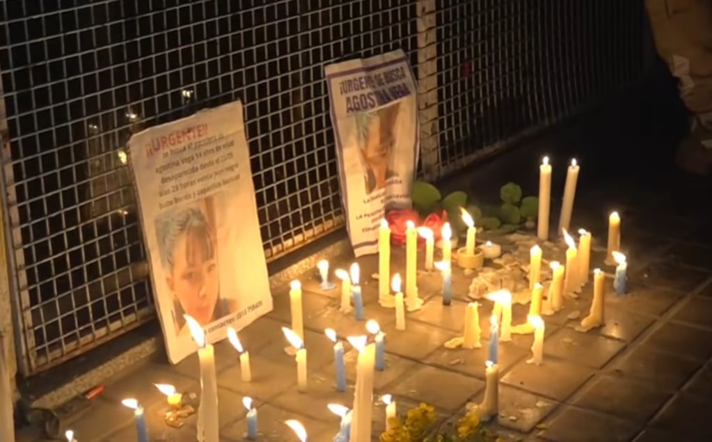 Velas, fotos y carteles dominan la escena del santuario que hicieron en la casa de los abuelos de Agostina Vega