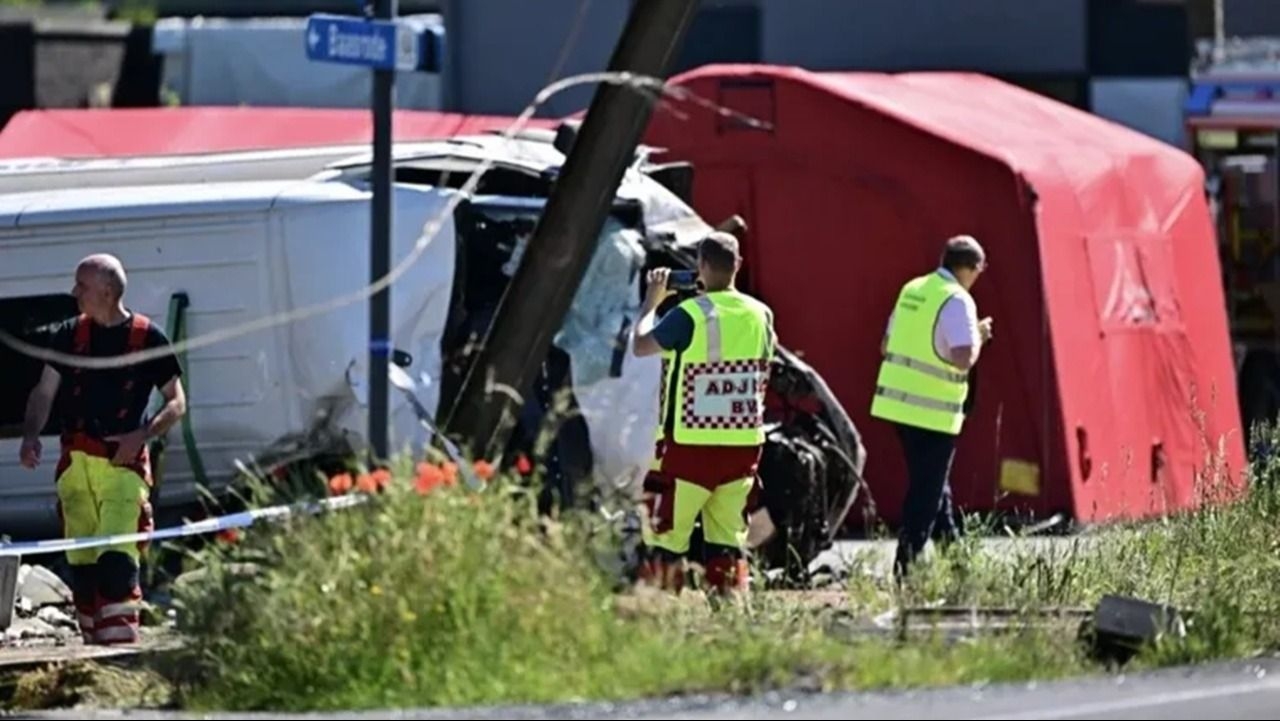 Conmoción en Bélgica: Un tren chocó contra un micro escolar y hay cuatro muertos