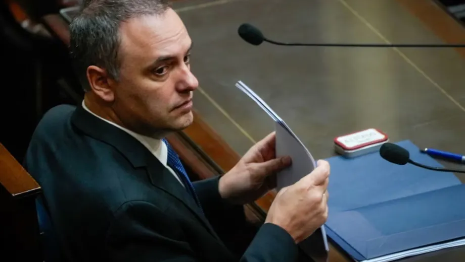 La declaración jurada de Adorni: Inmuebles, dólares en efectivo y una cuenta en Estados Unidos