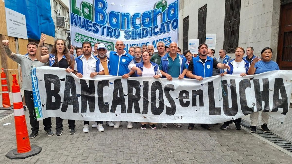 La Bancaria convoca a un paro en el BCRA y el Banco Hipotecario por cierres y despidos