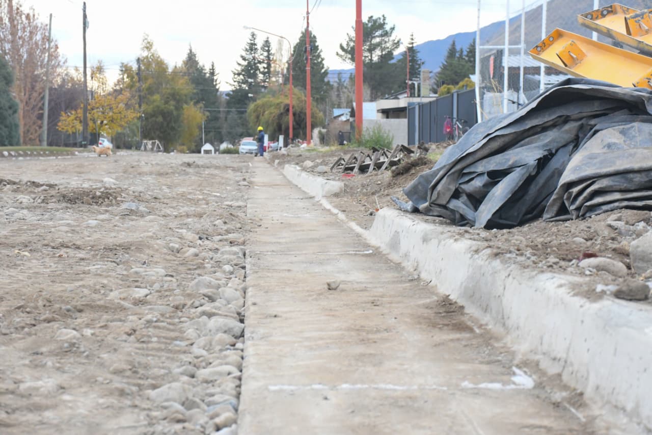 Esquel abrió el registro de oposición para la obra de cordón cuneta y adoquinado en barrio Altos de la Cascada