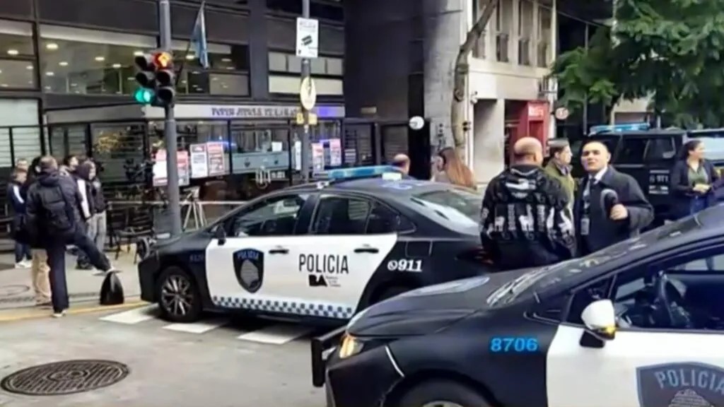 Realizaron un fuerte operativo de seguridad frente al Teatro Colón por la aparición de un paquete sospechoso