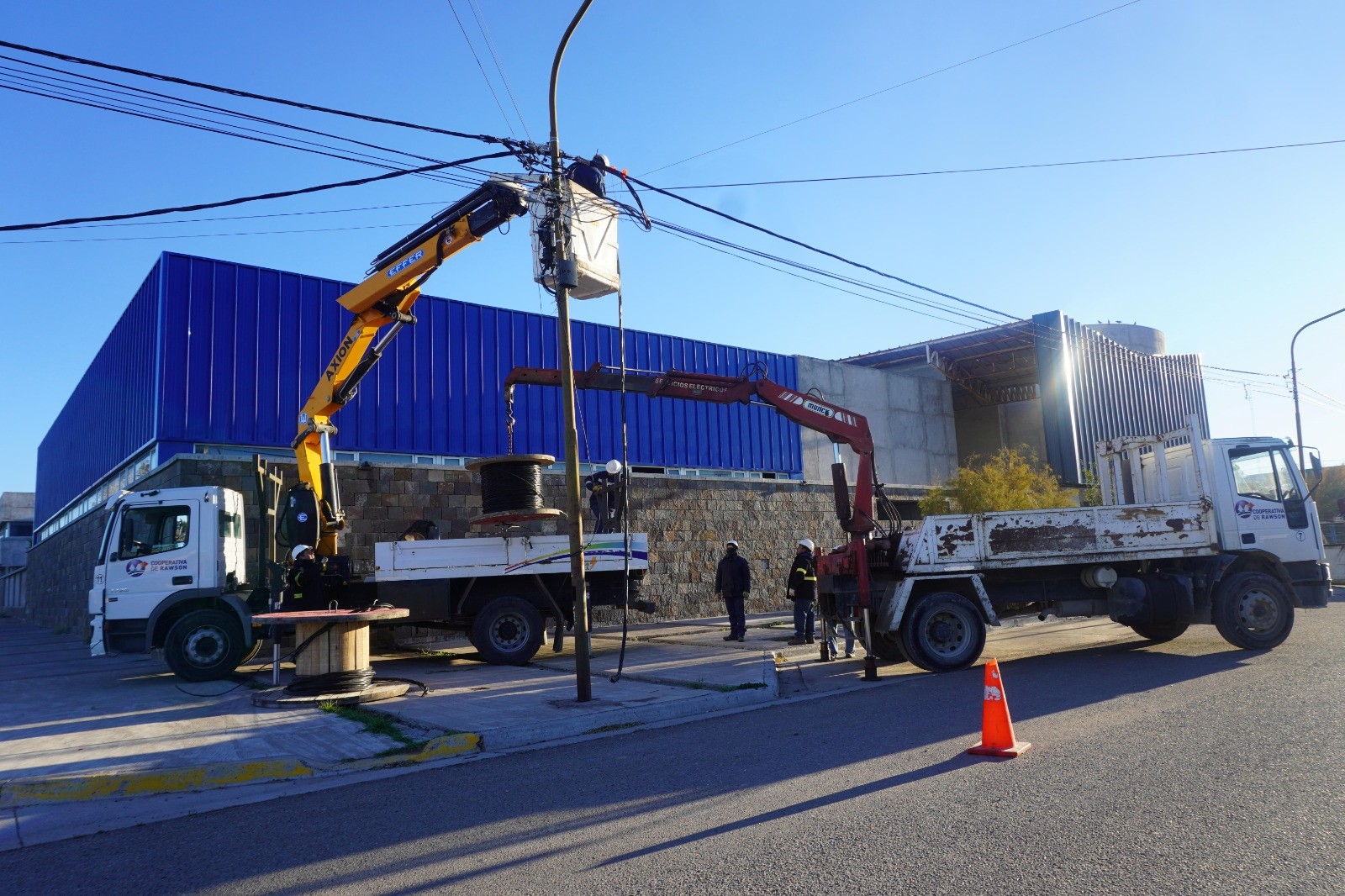 La Cooperativa avanza con trabajos eléctricos en Chacra 8 para mejorar la seguridad del sector