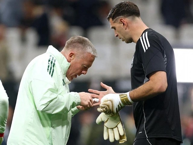 Scaloni en alerta: Dibu Martínez se hará estudios para descartar una lesión en el dedo de una mano a días del Mundial