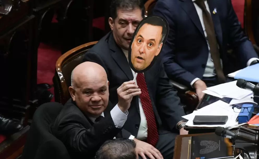 Fuerte cruce entre un diputado y excombatiente de Malvinas y Martín Menem: “Le molesta que traiga este cartel de uno de los máximos delincuentes de este Gobierno”
