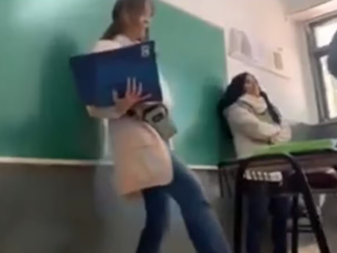 Una directora fue grabada pateando el banco de un alumno y advirtió: “¿Creen que soy una bruja? No conocen lo peor de mí”
