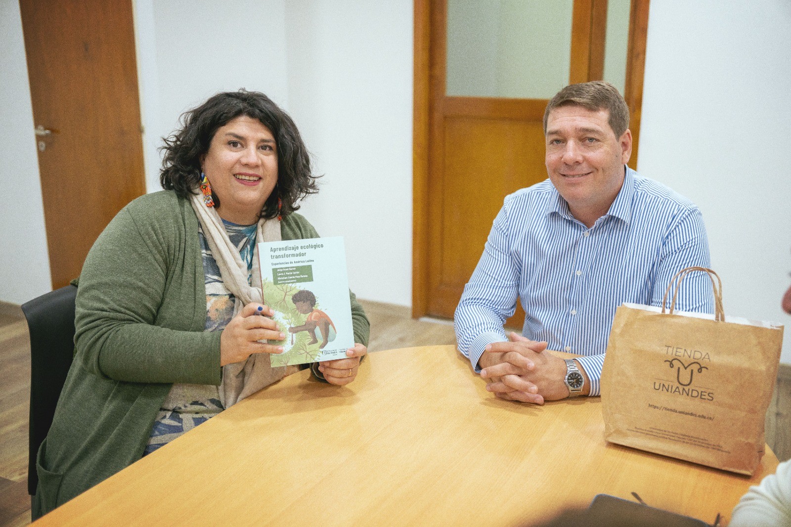 Orgullo y trayectoria: Docente y escritora rawsense representó al país en la Feria Internacional del Libro de Bogotá