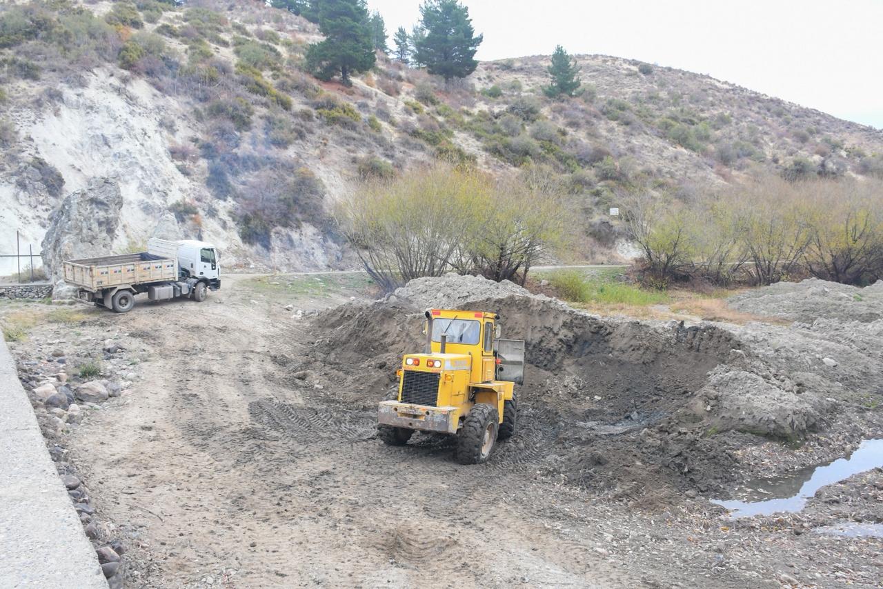 Esquel: La limpieza del Arroyo Esquel ya alcanzó el 80% de ejecución de la obra