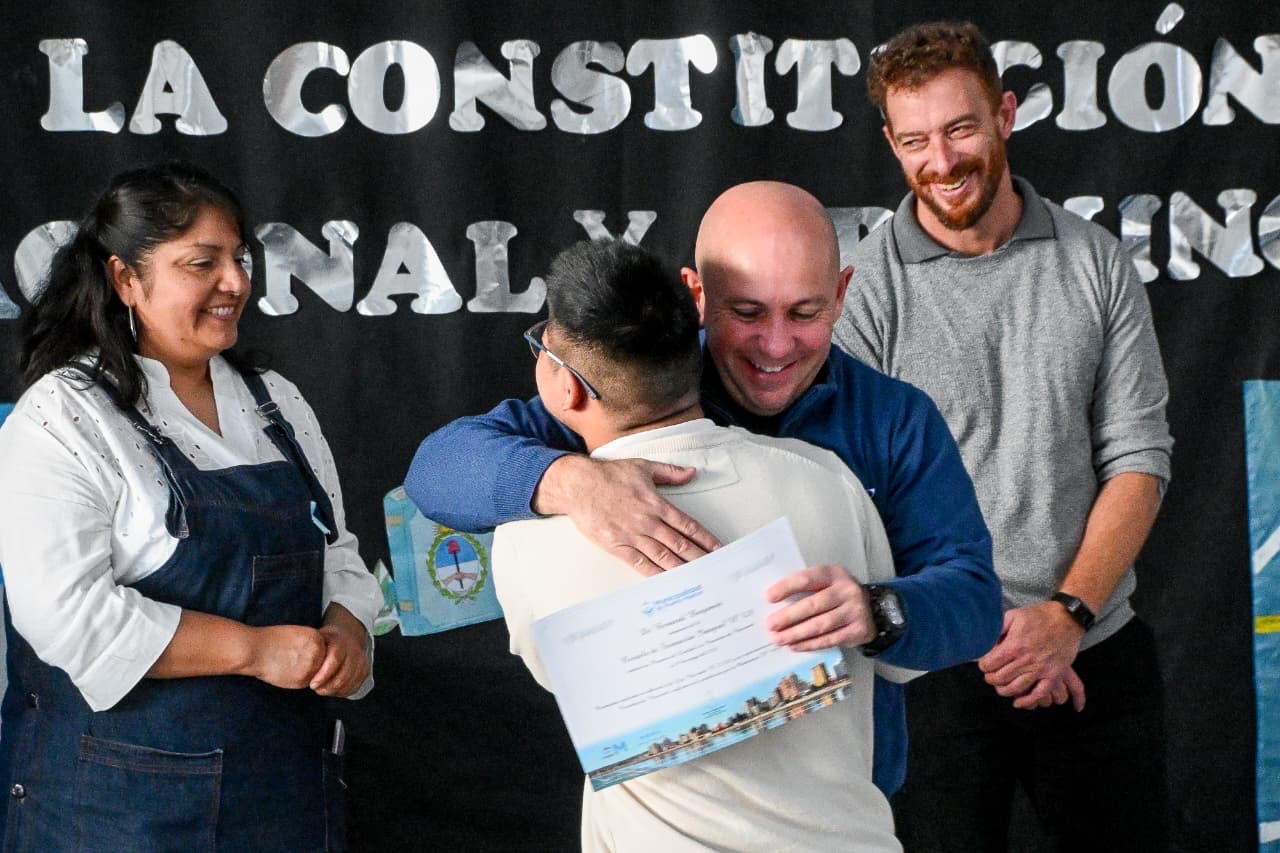 Sastre encabezó el acto de promesa de lealtad a la Constitución Nacional en la Escuela Nº 528