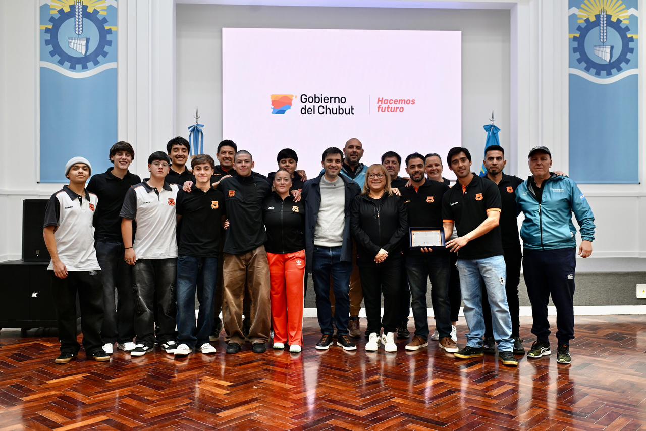 Torres recibió al plantel de Bigornia y destacó el ascenso del hockey masculino a la máxima categoría patagónica