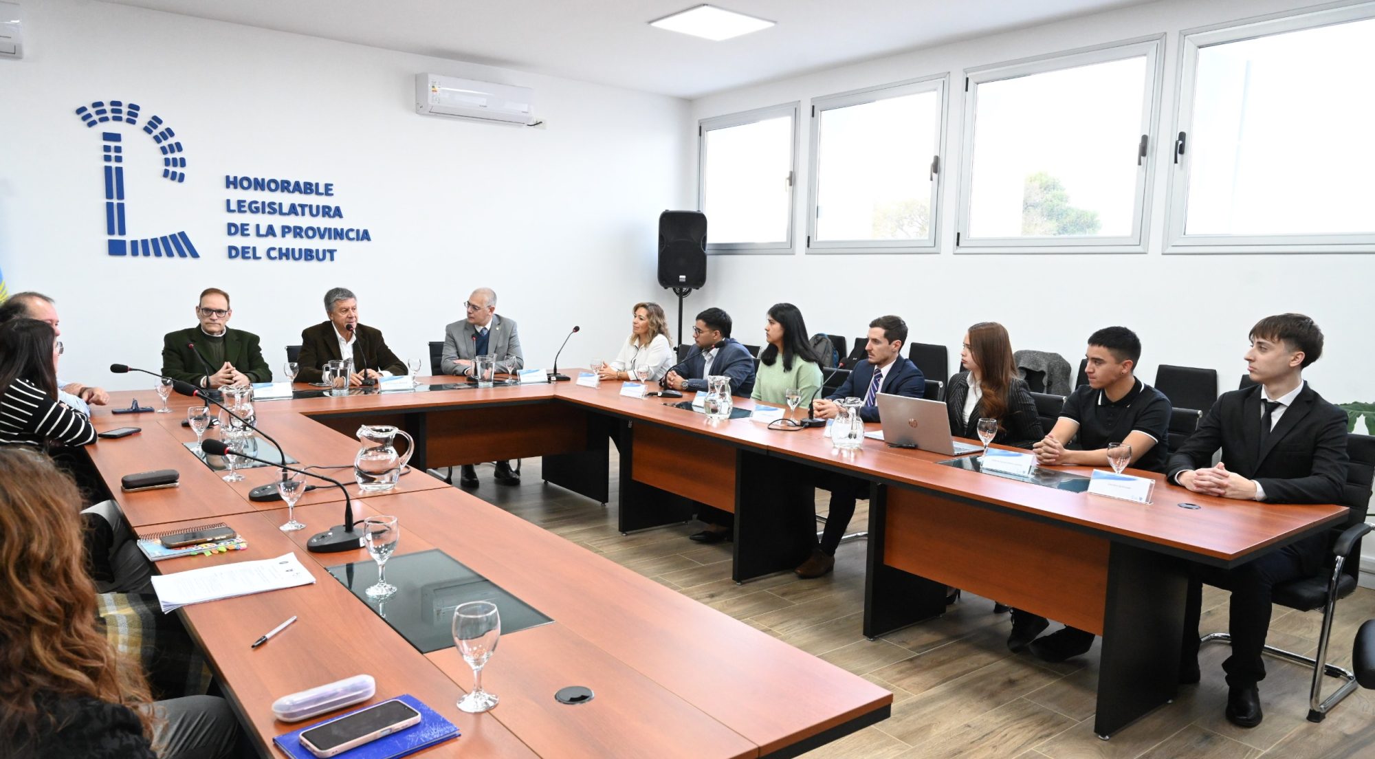 Docentes y estudiantes de la UNPSJB presentaron en la Legislatura una investigación innovadora sobre “Contabilidad de Impactos”