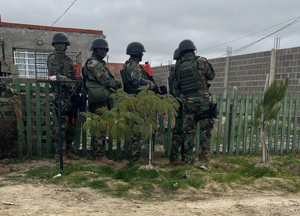 Violento episodio en Madryn: un hombre amenazó a su pareja, intentó agredir a un policía y se atrincheró