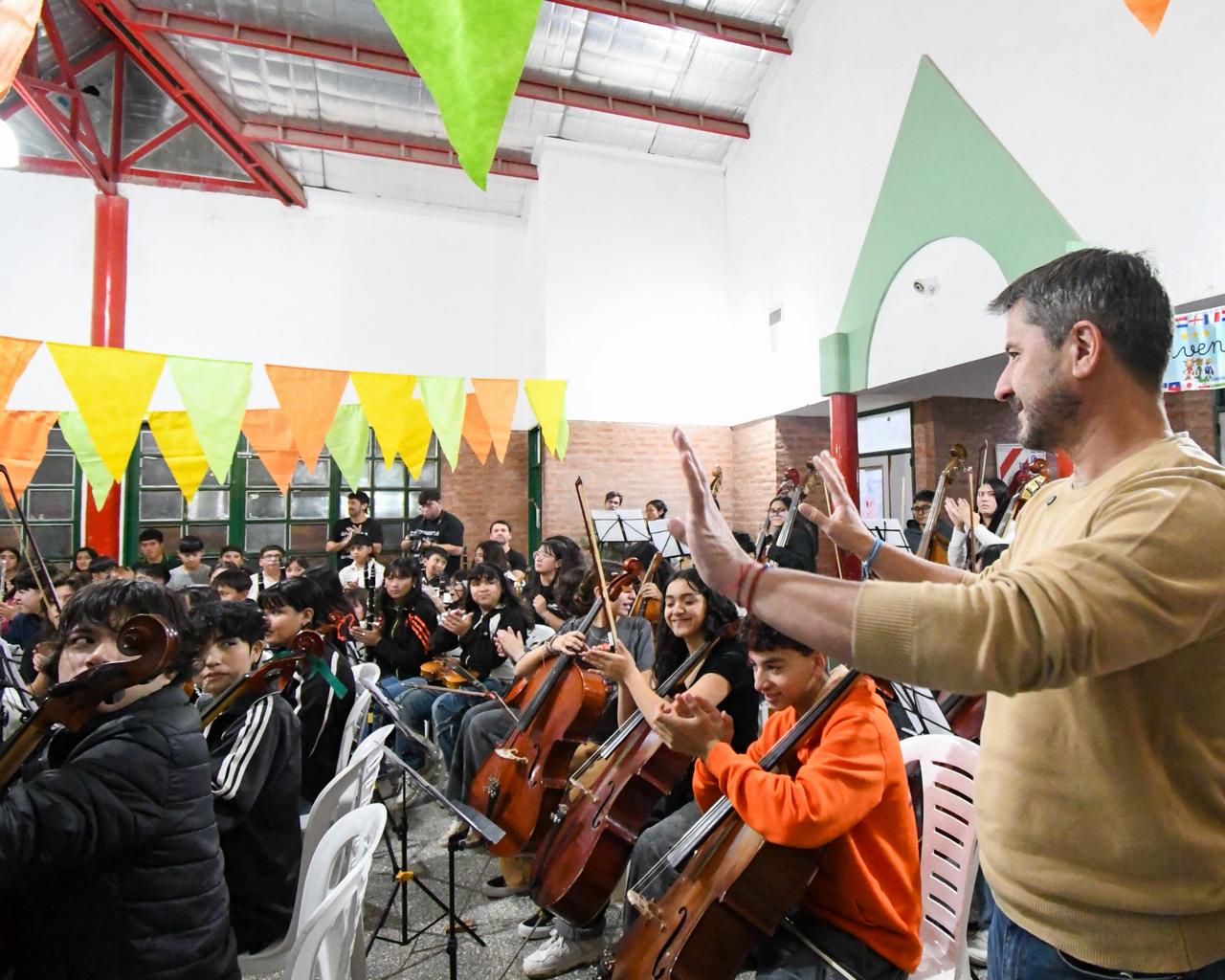 Merino participó de un ensayo y fue reconocido por la Orquesta del barrio INTA