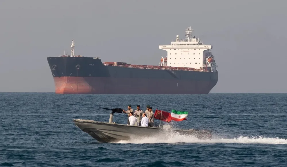 Fuerzas de los Estados Unidos atacaron sitios de lanzamiento de misiles y buques minadores de Irán