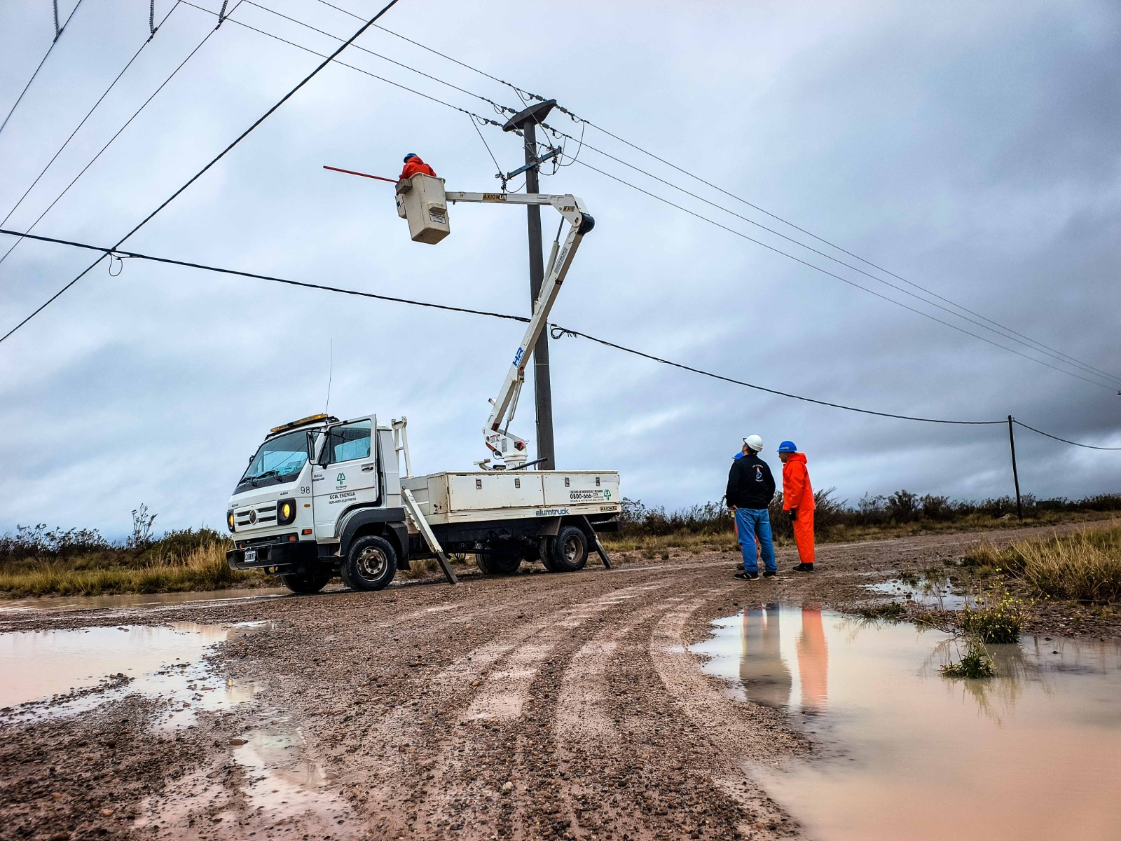 Madryn: Intenso trabajo del equipo de energía durante el temporal