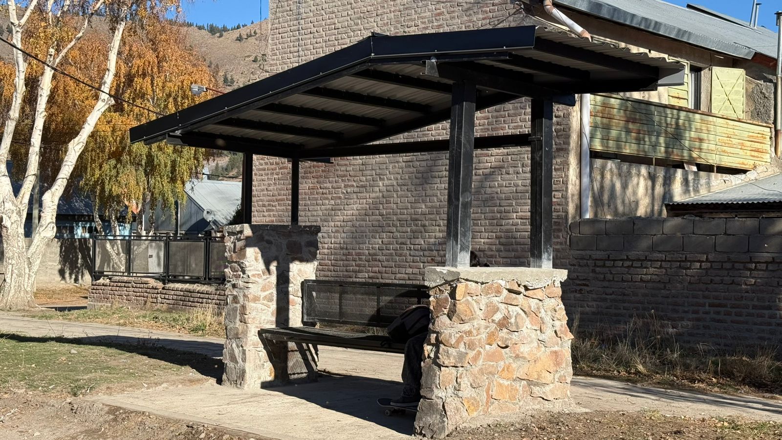Esquel: El municipio continúa con la construcción de nuevas garitas para la espera del transporte urbano