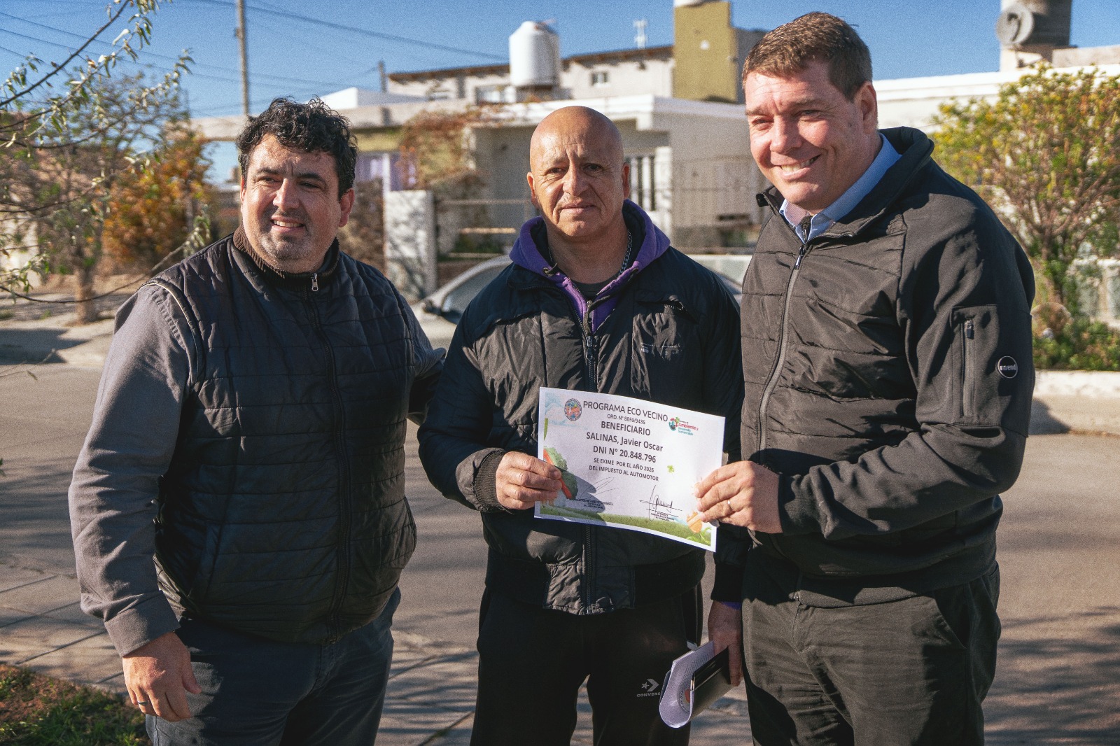 Un vecino de Rawson recibió certificación por el cuidado de un boulevard en el Área 16