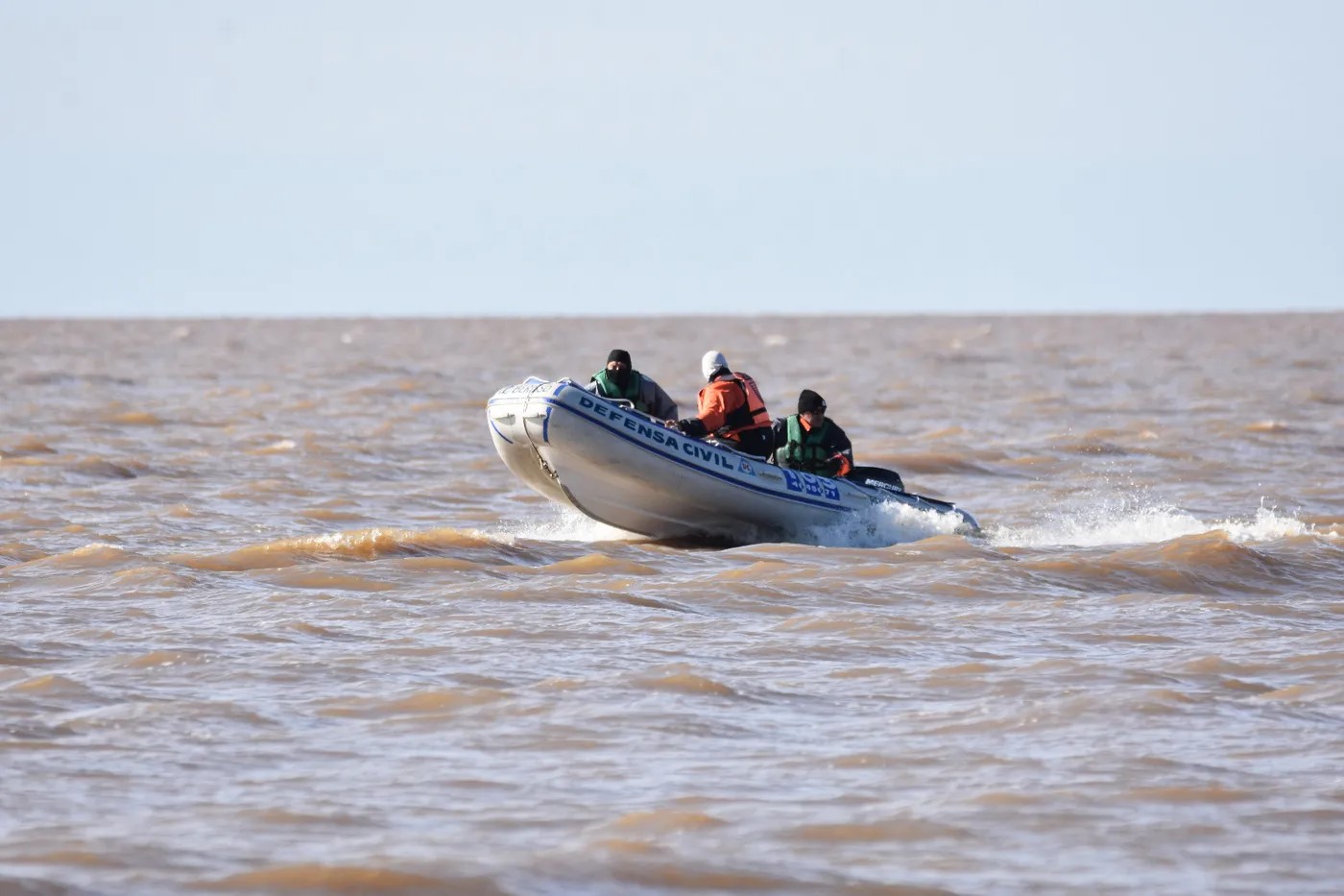 Búsqueda desesperada: Encontraron pertenencias que serían de los pescadores desaparecidos en el Río de la Plata