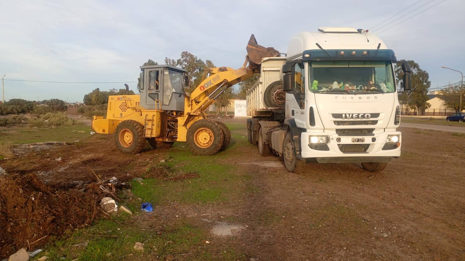 La Municipalidad de Rawson realiza trabajos de saneamiento en bulevares de calle Cannito