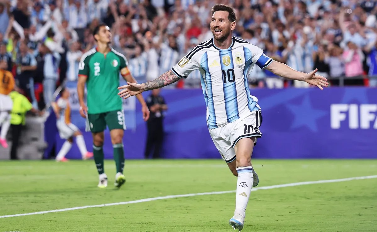 La prensa mundial rendida a los pies de Messi tras su triplete frente a Argelia: “Histórico” y “De otro mundo”