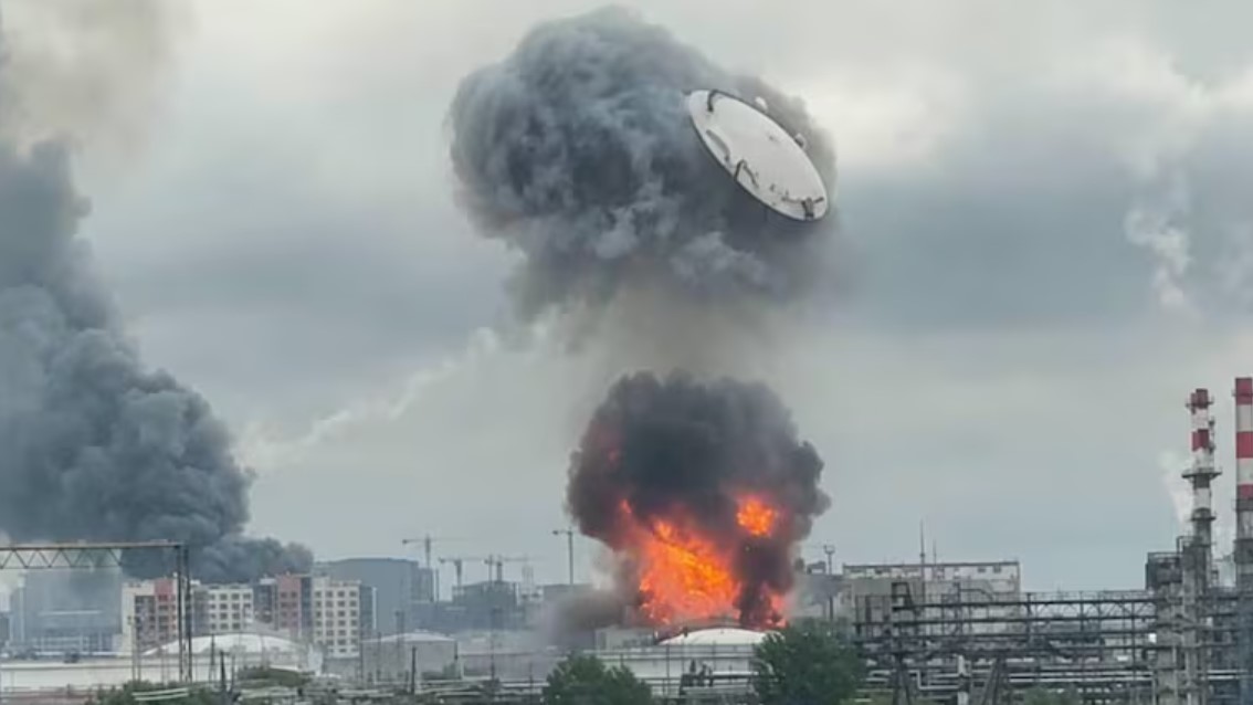 Ucrania lanzó el mayor ataque sobre Moscú en dos años: bombardeó una refinería por segunda vez en una semana