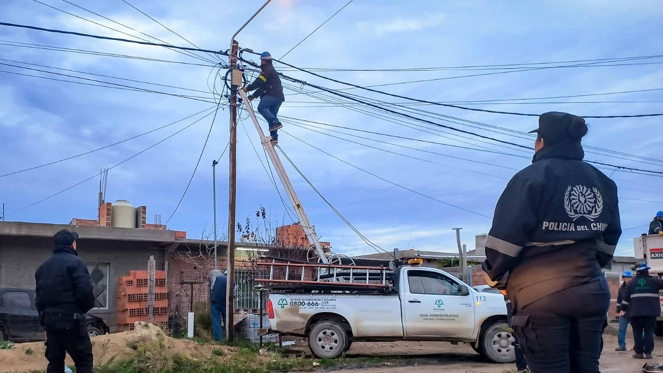 Investigan conexiones clandestinas de electricidad en cinco viviendas de Puerto Madryn